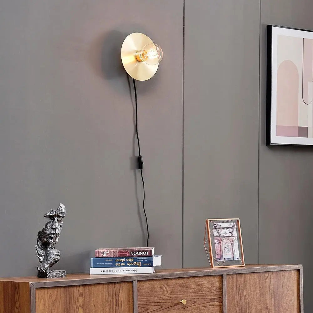 Luminaire mural en laiton avec ampoule exposée et design unique